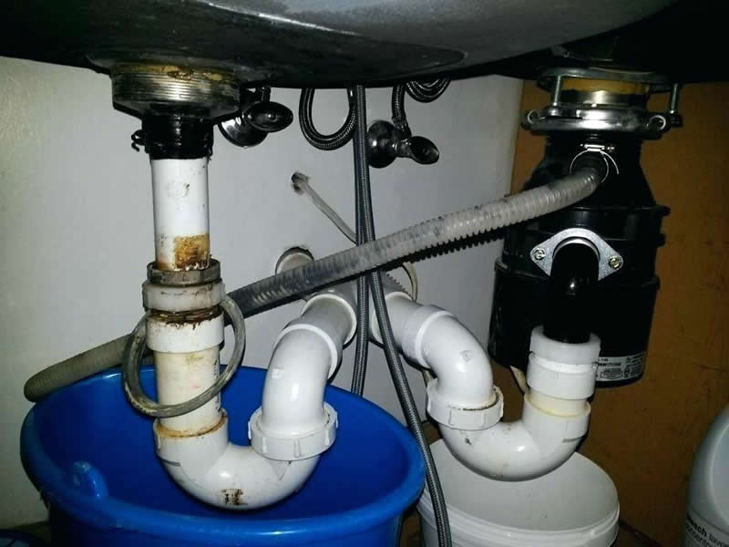 Vazamento no cano da torneira: Como o encanador pode consertar